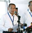 Ahmad Jauhari Yahya e Nor Yusof, representantes da Malaysia Airlines, participam de entrevista coletiva em Kuala Lumpur  Foto: AP