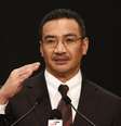 <p>Ministro dos Transportes da Mal&aacute;sia, Hishammuddin Hussein, responde a perguntas de jornalistas durante uma confer&ecirc;ncia de imprensa sobre o v&ocirc;o MH370, em Kuala Lumpur, na Mal&aacute;sia, nesta terca-feira, 25 de mar&ccedil;o</p>  Foto: AP