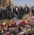<p>Secret&aacute;rio-Geral da ONU, Ban Ki-moon, presta homenagens&nbsp;&agrave;s v&iacute;timas da onda recenter de protestos violentos&nbsp;em um memorial improvisado em Kiev, em&nbsp;22 de mar&ccedil;o</p>  Foto: Reuters