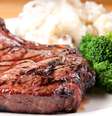 Alimentos ricos em proteína, como a carne vermelha, auxiliam o crescimento dos músculos e ossos   Foto: Shutterstock
