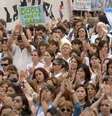 <p>Professores participam de uma manifestação exigindo aumento salarial em frente ao Ministério da Educação, em Buenos Aires, nesta quarta-feira, 26 de março</p>  Foto: AFP