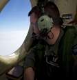<p>Sargento da For&ccedil;a A&eacute;rea Real&nbsp;realiza buscas por destro&ccedil;os do avi&atilde;o da Malaysia Airlines,&nbsp;sobre o Oceano &Iacute;ndico meridional, em 26 de mar&ccedil;o</p>  Foto: Reuters