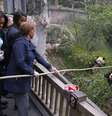 <p>Michelle e as filhas deram pedaços de maçãs fixados na ponta de uma longa vara de bambu aos pandas</p>  Foto: AP