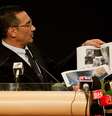 <p>Ministro malaio Hishammuddin Hussein mostra imagens de possíveis destroços durante sua declaração sobre o vôo MH370, no Putra World Trade Center (PWTC), em Kuala Lumpur, nesta quarta-feira, 26 de março</p>  Foto: AFP