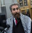 <p>Stanley L. Cohen, advogado que representa o genro de Osama Bin Laden, Sulaiman Abu Ghaith, fala aos jornalistas, do lado de fora do tribunal federal, em 24 de março, em Nova York</p>  Foto: AFP