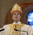 <p>Dom Franz-Peter Tebartz-van Elst em seu discurso de posse durante um culto de adoração na Catedral de Limburgo, em 20 de janeiro de 2008</p>  Foto: Reuters