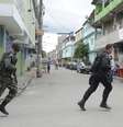Militares do 1º Batalhão de Engenharia de Combate-Escola do Exército buscam armas enterradas por traficantes no Complexo da Maré  Foto: Tomaz Silva / Agência Brasil