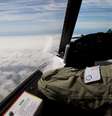 <p>Oficial olha para fora do cockpit de um avi&atilde;o da For&ccedil;a A&eacute;rea australiana, enquanto busca pelo voo MH370 da Malaysian Airlines&nbsp;sobre o Oceano &Iacute;ndico meridional,&nbsp;em 27 de mar&ccedil;o</p>  Foto: AFP