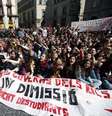 Estudantes sentam no chão durante protestos. Eles gritavam palavras de ordem em segundo dia de uma greve estudantil nacional que já dura 48 horas. Os estudantes protestam contra o aumento dos honorários e cortes educativos em Barcelona  Foto: Reuters