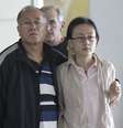 <p>Companhias de seguro da China já começaram a indenizar famílias das vítimas do voo da Malaysia Airlines. Na foto, familiares esperam por novas notícias em um hotel de Bangi, em 27 de março</p>  Foto: AP