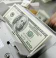 <p>Na semana, o dólar acumulou queda de 3,04%, mas no mês ainda acumula alta de 1,73%</p>  Foto: Jo Yong-Hak / Reuters