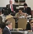 <p>Embaixador russo, Vitaly Churkin, à direita, participa da Assembleia Geral na sede da Organização das Nações Unidas, nesta quinta-feira, 27 de março</p>  Foto: AP
