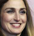 <p>Atriz francesa Julie Gayet sorri enquanto chega à 39ª cerimônia Cesar Awards, em Paris, em 28 de fevereiro</p>  Foto: Reuters