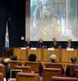 <p>Secretário geral da Interpol, Ronald Kenneth, participa, junto de autoridades policiais de coletiva de imprensa sobre passageiros que embarcaram no voo MH370 com passaportes falsos, em Lyon, em 11 de março</p>  Foto: AFP
