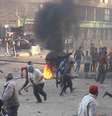 <p>Manifestantes entram em confronto com a polícia em Ain Shams, a leste de Cairo, em 28 de março</p>  Foto: Reuters
