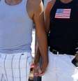 <p>Um casal gay de mãos dadas durante um comício em apoio à decisão do Supremo Tribunal dos Estados Unidos sobre direitos do casamento em San Diego, Califórnia, em junho de 2013</p>  Foto: Reuters