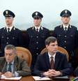 <p>Os promotores italianos Franco Roberti e William Nardini participam de coletiva de imprensa sobre a prisão de mafiosos realizadas em países da América e da Europa, em 11 fevereiro de 2014</p>  Foto: AFP