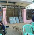 <p>Polícia de Mianmar fica de guarda na frente do escritório destruído de uma ONG, em Sittwe, estado Rakhine, Myanmar, em 28 de março</p>  Foto: AFP