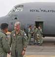 Comandante australiano Craig Heap recepciona o colega malaio, major Jafri, em Perth. A tripulação da Malásia deve se juntar ao grupo que procura o avião desaparecido da Malaysia Airlines  Foto: AP