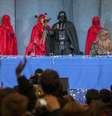 <p>Ativistas do UIP, vestidos como personagens do longa Star Wars em um congresso do partido em Kiev</p>  Foto: Alex Kuzmin / Reuters