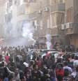<p>Manifestantes em confronto com a polícia, no Cairo; ao menos cinco pessoas morreram durante os protestos do movimento islâmico Irmandade Muçulmana</p>  Foto: Reuters