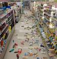 Produtos de prateleiras de loja foram ao chão após o terremoto  Foto: AP