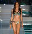 Izabel Goulart em desfile para a Água de Coco no SPFW  Foto: FFW
