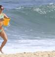 Priscila Fantin curtiu o dia na praia da Reserva com a família e os amigos, no Rio de Janeiro  Foto: Delson Silva / AgNews