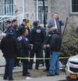 <p>Policiais em frente à casa em que avô atirou em neto e matou mulher a tiros, em Nova York</p>  Foto: AP