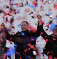 <p>Primeiro-ministro turco Tayyip Erdogan, ao centro, acompanhado de sua esposa e do candidato a prefeito Maltepe Edibe Sozen Yavuz, cumprimenta seus partidários durante um comício eleitoral do seu Partido AK, em Istambul, neste sábado, 29 de março</p>  Foto: Reuters