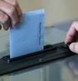<p>Cidad&atilde;o franc&ecirc;s deposita seu voto na urna, no segundo turno das elei&ccedil;&otilde;es municipais em Nantes, neste domingo, 30 de mar&ccedil;o</p>  Foto: Reuters
