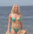 De biquíni, Letícia Spiller, 40 anos, gravou um comercial de uma marca de sandálias na companhia do filho mais velho, Pedro, 18 - fruto do relacionamento com o ator Marcello Novaes -, na tarde deste domingo (30), na praia do Pepino, no Rio de Janeiro  Foto: Dilson Silva / AgNews