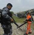 Primeiro dia útil após a ocupação pelas forças de segurança do Estado nas favelas do Complexo da Maré  Foto: Tânia Rêgo / Agência Brasil