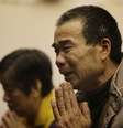 <p>Parente de um dos passageiros do voo MH370 chora enquanto reza pelas 239 pessoas a bordo do avi&atilde;o desaparecido, em 08 de mar&ccedil;o</p>  Foto: Reuters