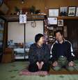 <p>Toshio Koyama, 72, e sua esposa, Kimiko, 69, que evacuaram o bairro de Miyakoji, em Tamura, há três anos, sorriem depois de voltarem para sua casa em Tamura, Fukushima, nesta terça-feira, 1 de abril</p>  Foto: Reuters