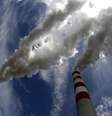 <p>Fumaça sai de chaminés na usina de BElchatow, a maior usina de energia à carvão da Europa, nesta foto de arquivo de 2009</p>  Foto: Peter Andrews / Reuters