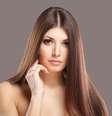 Escova e até produtos sem enxágue são opções para manter e prolongar o liso dos cabelos  Foto: Shutterstock
