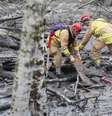 <p>Até o último domingo, 30 de março, as fortes chuvas e a grande quantidade de lama atrapalhavam as buscas por desaparecidos</p>  Foto: AP