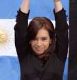<p>A presidente da Argentina, Cristina Kirchner, mostra caixa com terra das ilhas Malvinas durante ato na Casa Rosada em comemoração ao início da guerra pelo arquipélago, em 1982</p>  Foto: AP