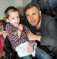 <p>Jack e o cantor Gary Barlow</p>  Foto: M&Y News Agency