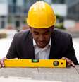 É o engenheiro ou arquiteto quem vai aprovar as mudanças a serem feitas e mediar a contratação de mão de obra especializada para o serviço  Foto: Shutterstock