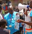 <p>Membros de organizações advertem a população quanto à propagação do surto de ebola na Guiné</p>  Foto: AP