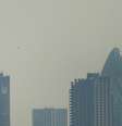 <p>Fumaça escura circunda a cidade de Londres, em 1 abril. O Instituto de Meteorologia da Grã-Bretanha alerta que a Grã-Bretanha enfrentará fortes níveis de poluição esta semana</p>  Foto: Reuters