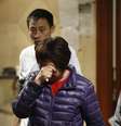 <p>Um familiar de um passageiro do v&ocirc;o MH370 chora depois de participar de uma videoconfer&ecirc;ncia com o governo da Mal&aacute;sia,&nbsp;no Hotel Lido, em Pequim, nesta quarta-feira,&nbsp;2 de abril</p>  Foto: Reuters