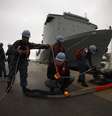 <p>Norte-americanos atracam o navio da Marinha Cape Ray na base naval de Rota, em Cádiz, em fevererio de 2014. A embarcação é responsável pela destruição de armas químicas sírias</p>  Foto: Reuters