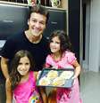 Na casa de Vera e Rodrigo, as meninas são estimuladas a experimentar novas receitas e a ajudar na cozinha  Foto: Reprodução Instagram 