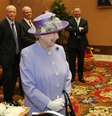 <p>A rainha Elizabeth sorri ao lado do papa Francisco durante encontro no Vaticano, nesta queinta-feira, 3 de abril</p>  Foto: Reuters