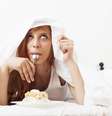 <p>Um sorvete pode ajudar você a relaxar antes de ir para a cama, mas até mesmo a mínima indulgência alimentar pode adicionar mais calorias ao final da semana</p>  Foto: Getty Images 