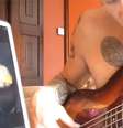 No Instagram, Flea mostra versão que fez para música de MC Guimê  Foto: @sllollaryee/Instagram / Reprodução