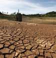 <p>Vista geral do aparato de captação de água na represa do Jaguari, parte do sistema de abastecimento da Cantareira, em Joanópolis, no interior de São Paulo, em fevereiro</p>  Foto: Paulo Whitaker / Reuters
